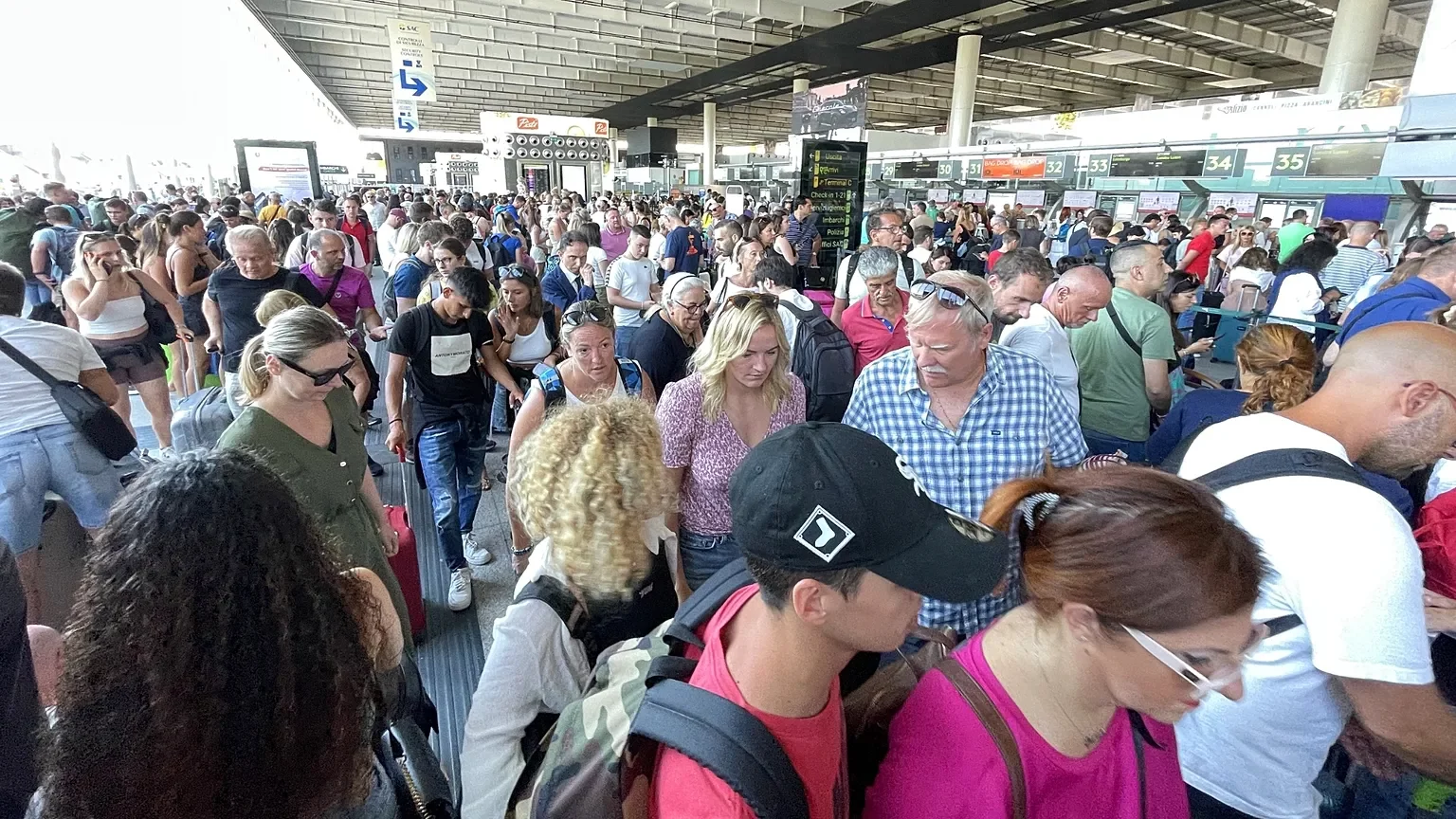 L'Etna non si placa, Aeroporto chiuso fino alle ore 20