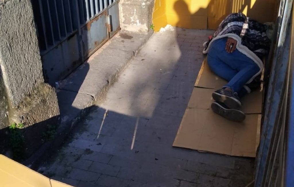 Catania, l'ingresso della biblioteca Bellini rifugio per gli ultimi