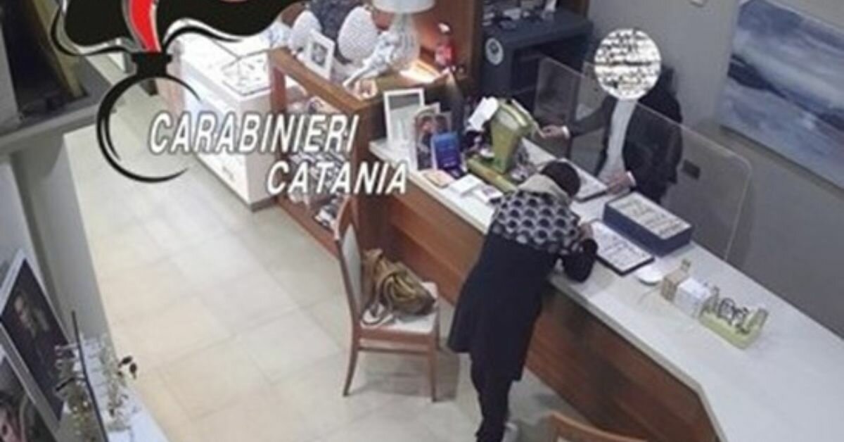 Mascalucia, donna sottrae 3 braccialetti d'oro in gioielleria ma non la fa franca