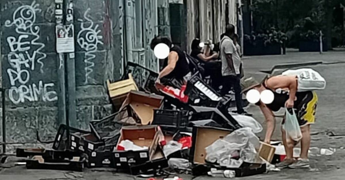 A Catania la povertà si manifesta anche fra i rifiuti delle bancarelle da Fera
