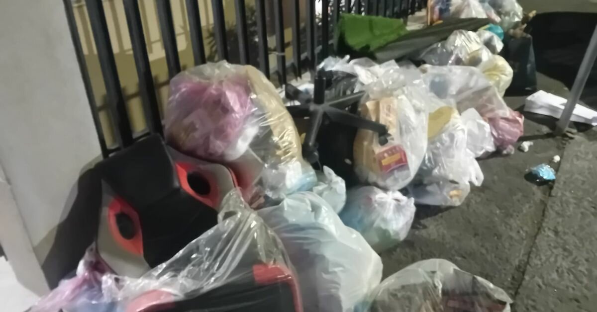 La spazzatura depositata sui marciapiedi per la raccolta: allarme igienico-sanitario