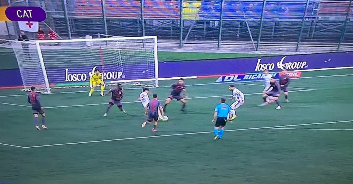 Il Catania non sfrutta l'uomo in più, dubbio sul gol annullato a Rolfini