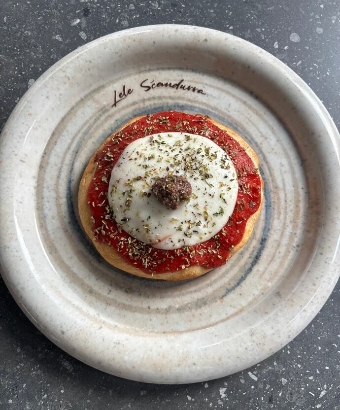 La “Pizzetta Catanese secondo Lele” vince il Premio Speciale “Scandurradell’Anno” nella Guida Pizzerie d’Italia 2026 del Gambero Rosso