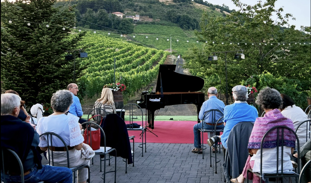 Musica tra i filari: il Vineyard Music Festival 2025 accende l&rsquo;estate di Pedara con note d&rsquo;autore e vini d&rsquo;eccellenza