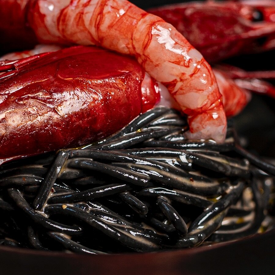 Il 25 ottobre &egrave; &ldquo;World Pasta Day&rdquo;. La chef Alessandra Strazzeri celebra questa giornata con la ricetta della Cacio & Pepe Quattro Calici con gambero rosso, signature dish del suo ristorante a Messina