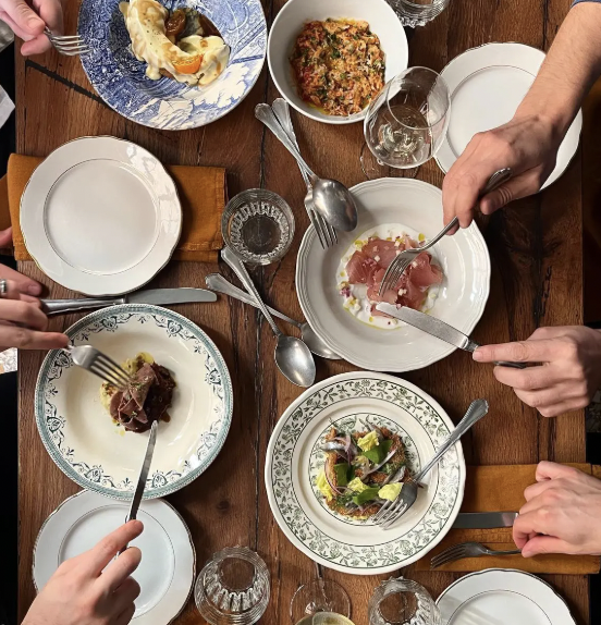 Perch&eacute; abbiniamo cibo e vino? L&rsquo;arte dell&rsquo;equilibrio che trasforma un pasto in un&rsquo;esperienza