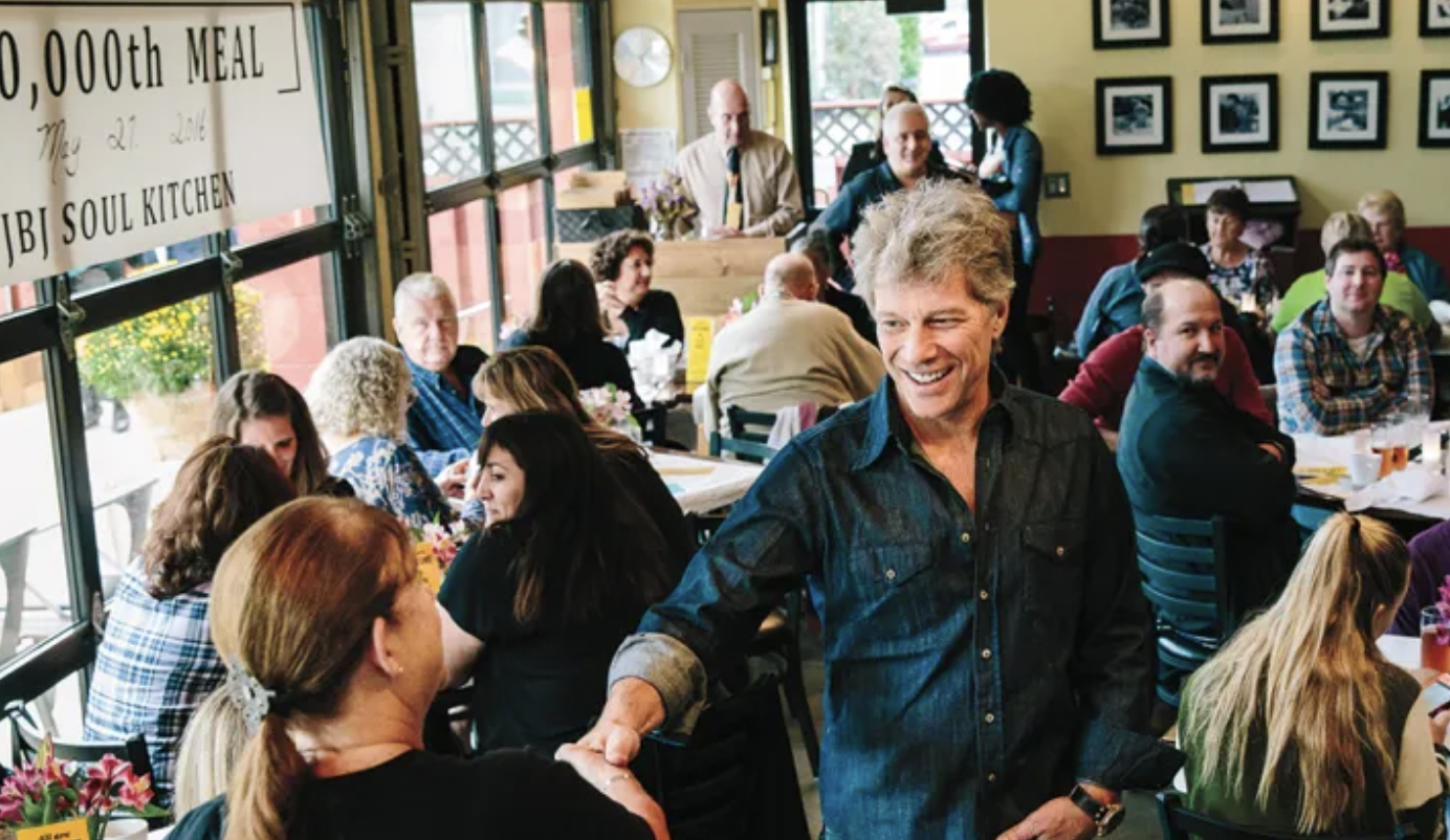 Bon Jovi apre un ristorante che nutre la dignit&agrave;: quando il cibo diventa un atto d&rsquo;amore