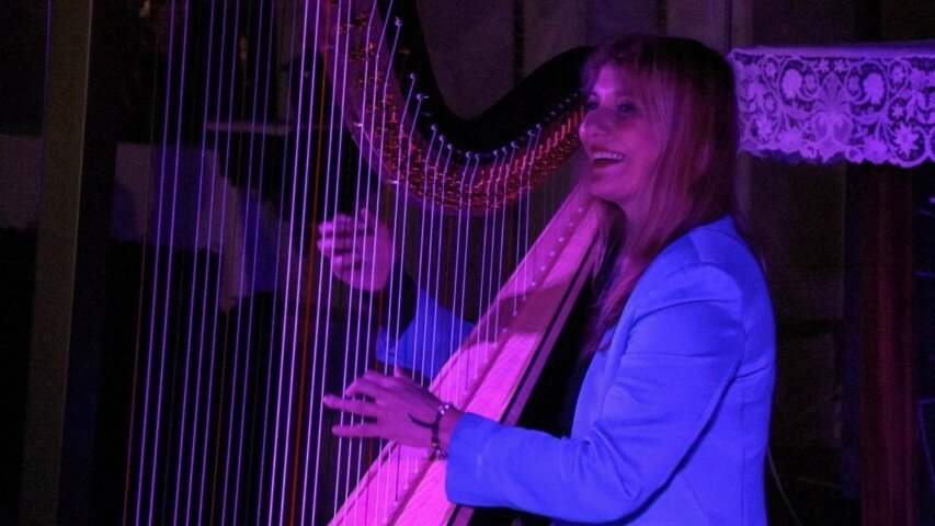 Atmosfere celestiali con l’arpa di Floraleda Sacchi