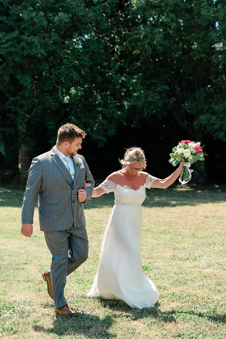 umbria-wedding-photographer-locanda-rosati-orvieto---2025---07.jpeg Emotional arrival of the bride accompanied by her son at an outdoor wedding in Umbria