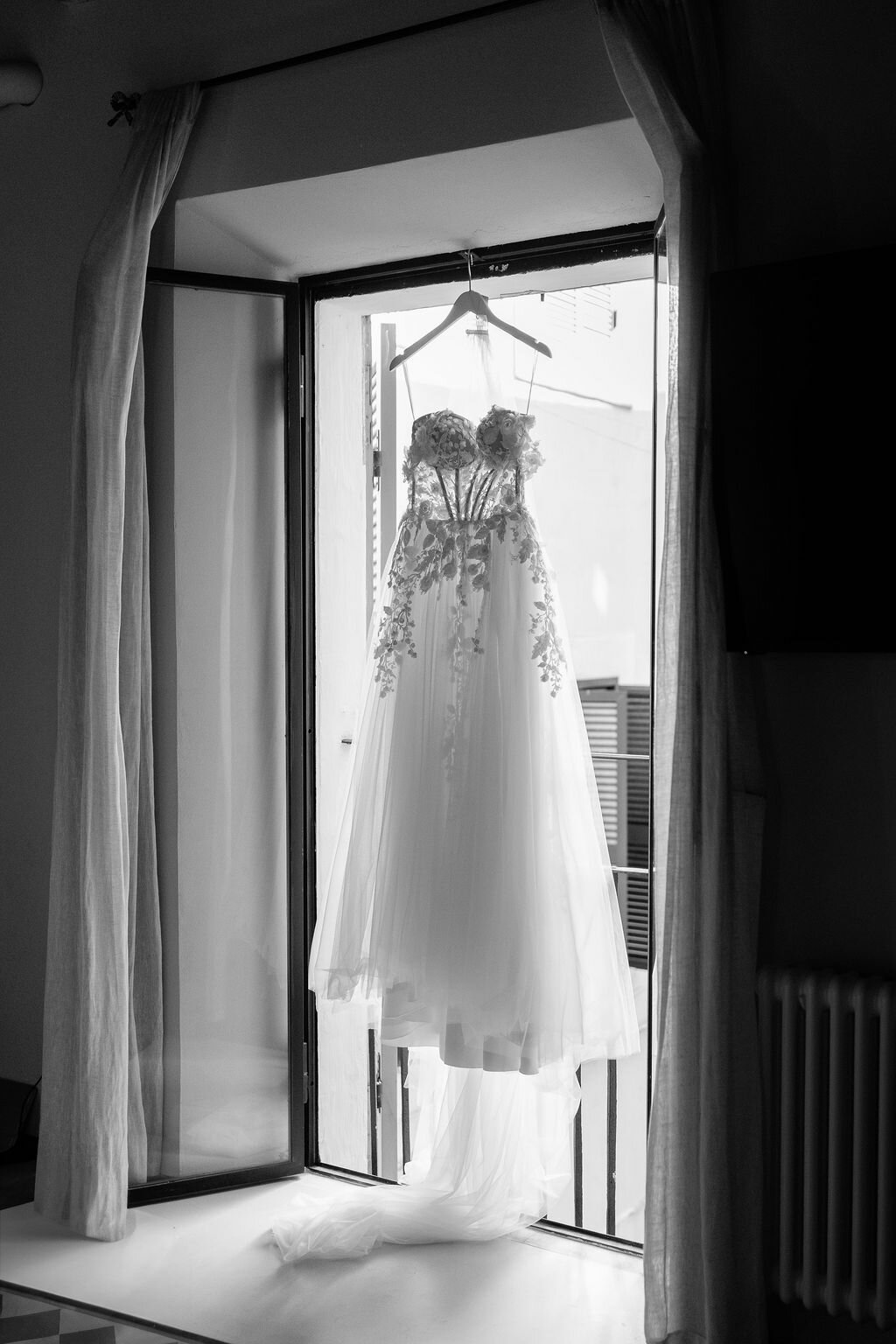 rome-wedding-photographer-les-etoiles-symbolic-wedding--2025---02.jpeg A magnificent lace dress waiting to be photographed in the centre of Rome