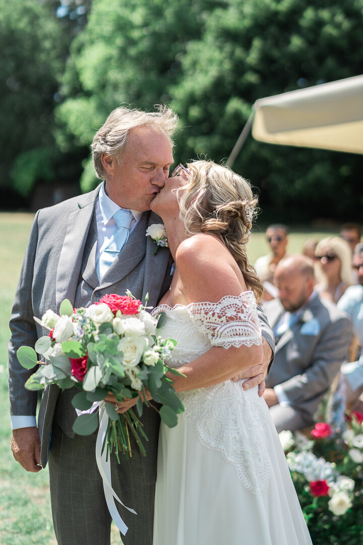 umbria-wedding-photographer-locanda-rosati-orvieto---2025---10.jpeg Emotional outdoor wedding ceremony in Umbria photographed in natural lignt by Italian photographer Maria Giulia La Rosa