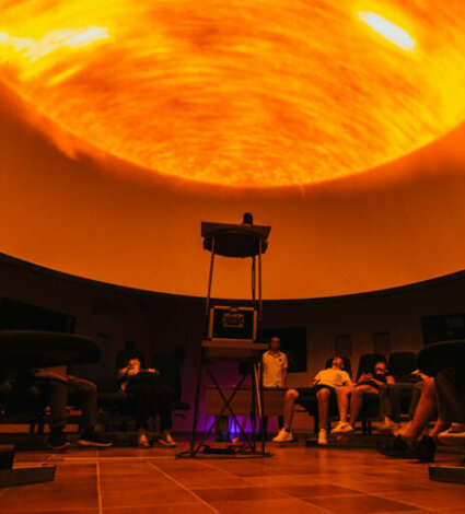 eyJmciI6IlVuZSBwcm9qZWN0aW9uIGR1IHNvbGVpbCBzdXIgbGUgcGxhZm9uZCBkZSBsJ29ic2VydmF0b2lyZSBkZSBNb250ZWRvcm8sIGVudG91cullIGRlIHBlcnNvbm5lcyBhc3Npc2VzIHN1ciBkZXMgY2hhaXNlcyByZWdhcmRhbnQgdmVycyBsZSBjaWVsLmxlIHBsdXMgZ3JhbmQgdOlsZXNjb3BlIGRlIFNpY2lsZSIsImVuIjoiIn0=