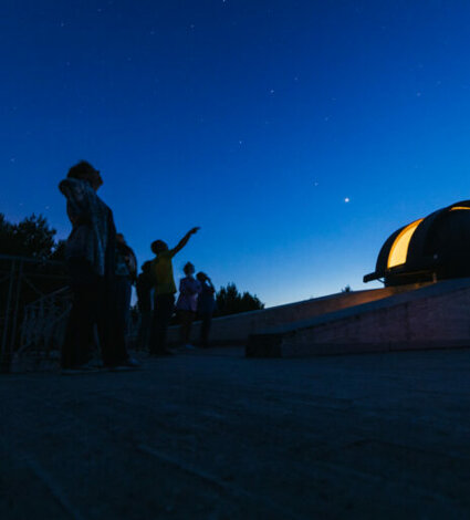 eyJmciI6ImRlcyBwZXJzb25uZXMgcHLocyBkJ3VuIHTpbGVzY29wZSBzdXIgZm9uZCBkZSBjaWVsIG5vY3R1cm5lIiwiZW4iOiIifQ==