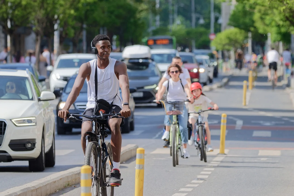 Des cyclistes circulent sur la route
