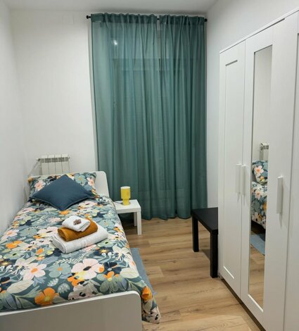 eyJmciI6IkNoYW1icmUgYXZlYyB1biBsaXQgc2ltcGxlLCBkZXMgcmlkZWF1eCwgdW5lIHRhYmxlIGV0IHVuZSBhcm1vaXJlIGRhbnMgbCdo9HRlbCBBIENhc2EgTWlhIGEgQ2FsdGFuaXNzZXR0YSIsImVuIjoiIn0=