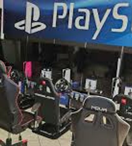 eyJmciI6IkNoYWlzZXMgZGUgamV1IHZpZOlvIGRldmFudCB1biDpY3JhbiBhdmVjIGxlIGxvZ28gUGxheVN0YXRpb24iLCJlbiI6IiJ9