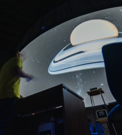 eyJmciI6IiBob21tZSDgIGwnaW506XJpZXVyIGRlIGwnb2JzZXJ2YXRvaXJlIiwiZW4iOiIifQ==