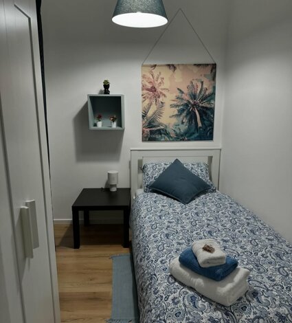 eyJmciI6IkNoYW1icmUgYXZlYyB1biBsaXQgc2ltcGxlLCB1biB0YWJsZWF1IGF1IG11ciBldCB1bmUgdGFibGUgZGFucyBsJ2j0dGVsIEEgQ2FzYSBNaWEgYSBDYWx0YW5pc3NldHRhIiwiZW4iOiIifQ==