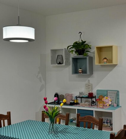 eyJmciI6IlVuZSBjdWlzaW5lIGF2ZWMgZGVzIGZsZXVycywgdW5lIHRhYmxlLCBkZXMg6XRhZ+hyZXMgZXQgdW5lIGxhbXBlIGRhbnMgdW4gaPR0ZWwgQSBDYXNhIE1pYSBhIENhbHRhbmlzc2V0dGEiLCJlbiI6IiJ9