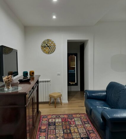 eyJmciI6IlNhbG9uIGF2ZWMgY2FuYXDpIGVuIGN1aXIsIHTpbOl2aXNpb24sIGNvbW1vZGUsIHRhcGlzIGNvbG9y6SBldCBob3Jsb2dlIG11cmFsZSBkYW5zIGwnaPR0ZWwgQSBDYXNhIE1pYSBhIENhbHRhbmlzc2V0dGEiLCJlbiI6IiJ9