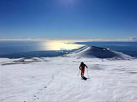 eyJpdCI6IlNjaWF0b3JlIGNoZSBzY2VuZGUgcGlzdGEgaW5uZXZhdGEgY29uIHZpc3RhIHNwZXR0YWNvbGFyZSBkZWwgTW9udGUgRXRuYSBhbCB0cmFtb250byBTaWNpbGlhIiwiZW4iOiJTa2llcnMgYW5kIHNub3dib2FyZGVycyBpbiBhY3Rpb24gb24gTW91bnQgRXRuYSBOb3J0aCBzbG9wZXMgc25vd3kgbW91bnRhaW4gbGFuZHNjYXBlIFNpY2lseSJ9