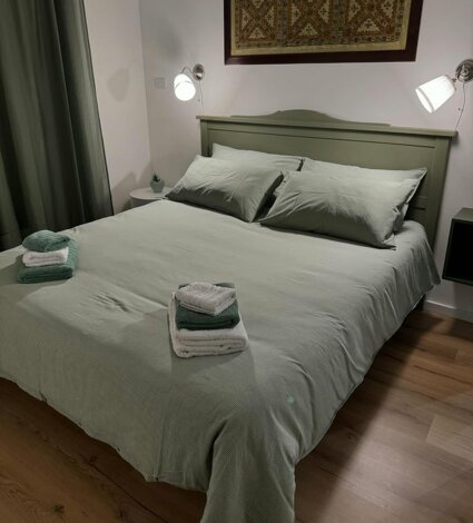 eyJmciI6IkNoYW1icmUgYXZlYyB1biB0YWJsZWF1IGF1IG11ciwgdW4gbGl0IGV0IGRlcyBzZXJ2aWV0dGVzIHN1ciBsZSBsaXQgZGFucyBsJ2j0dGVsIEEgQ2FzYSBNaWEgYSBDYWx0YW5pc3NldHRhIiwiZW4iOiIifQ==