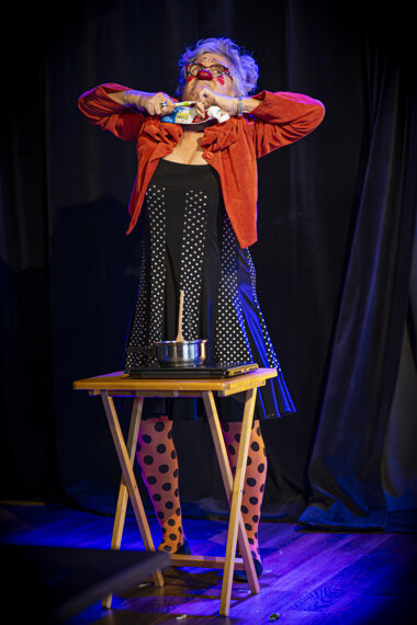 Coralie Lali Lala and her troupe in full improvisation during a trio show. Coralie Lali Lala and her troupe in full improvisation during a trio show.