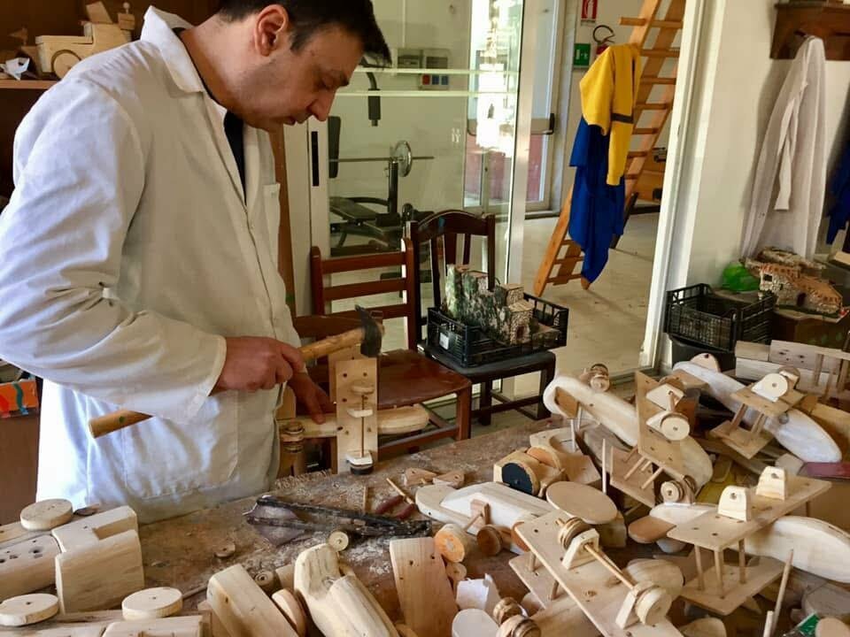 Nel laboratorio di falegnameria: il legno come strumento di rinascita