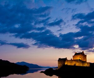 powered by active press scritta corsivo bianco