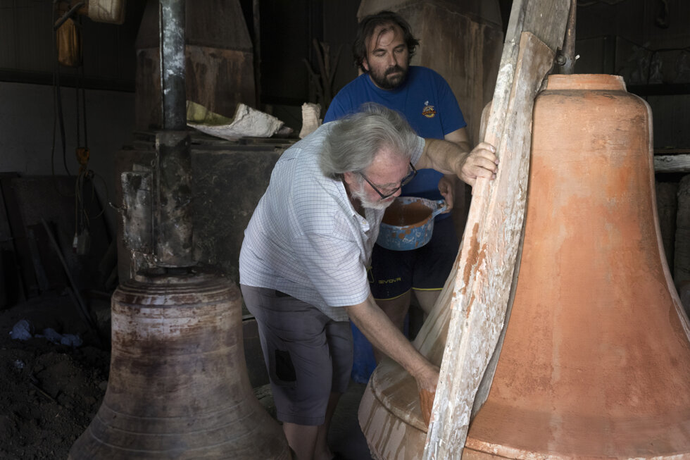 lavorazione delle campane di bronzo a burgio 4 di.jpeg