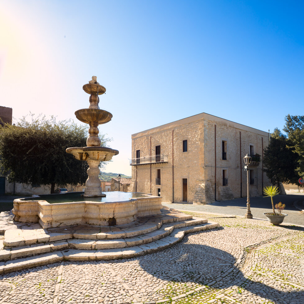 piazza castello s stefano di quisquina.jpeg