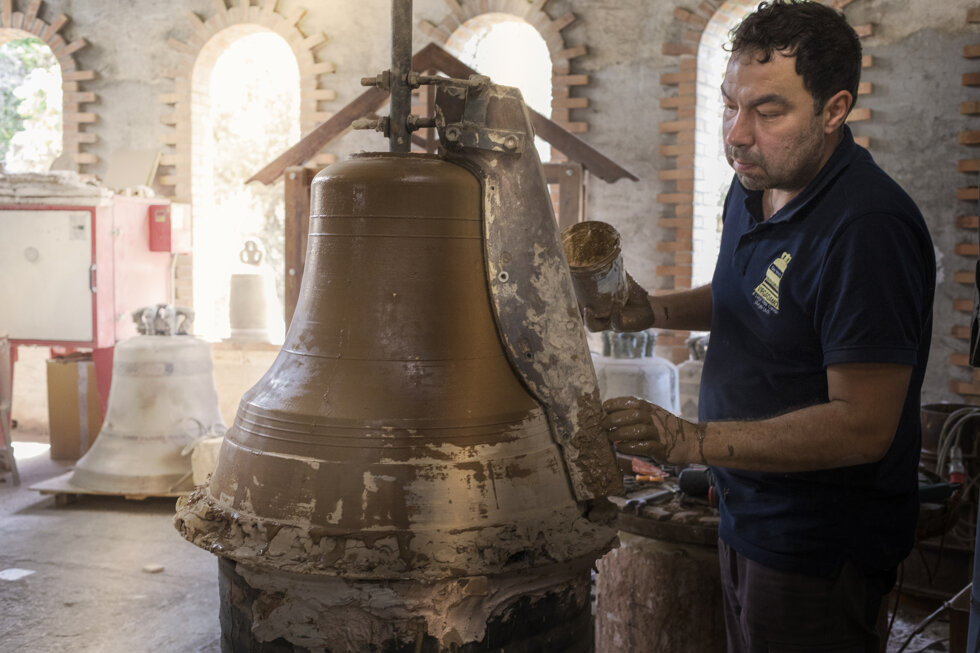 lavorazione delle campane di bronzo a burgio 1 di.jpeg