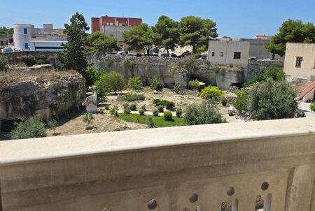 casetta Gialla Favignana vista su giardino ipogeo
