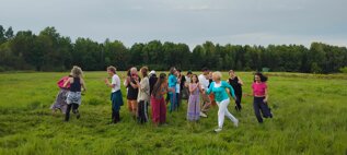 follow the roots-espaces apercus- ladies in the center.jpeg