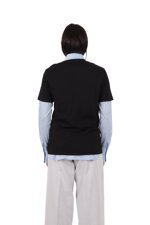 t-shirt-con-bottoni-frontali-e-camicia