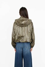 giacca-in-nylon-leggero-effetto-bagnato