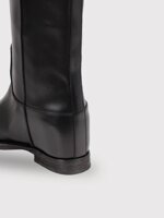 boot-with-internal-wedge-and-v-cutout-detail