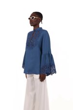 blusa-con-ricami-e-maniche-ampie