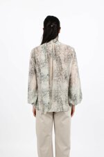 blusa-scollo-v-con-collo-lavalliere