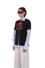 t-shirt-con-bottoni-frontali-e-camicia