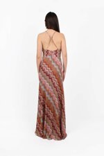 abito-lungo-con-spalline-incrociate-sul-retro