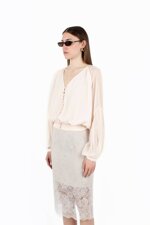 blusa-con-bottoni-drappeggiata