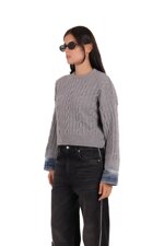 girocollo-in-maglia-treccia-con-polsini-denim