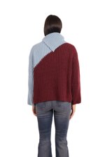 two-tone-sweater-with-an-oversized-collar