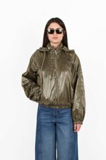 giacca-in-nylon-leggero-effetto-bagnato