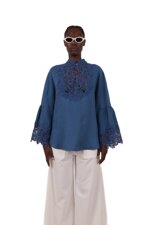 blusa-con-ricami-e-maniche-ampie