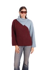 two-tone-sweater-with-an-oversized-collar
