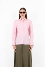 camicia-con-dettaglio-aperto-sul-retro