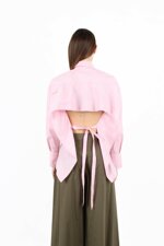 camicia-con-dettaglio-aperto-sul-retro