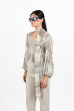 blusa-scollo-v-con-collo-lavalliere